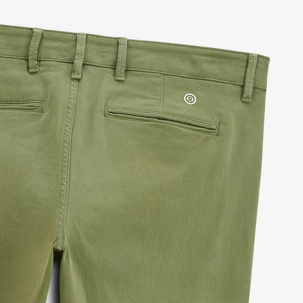Détail de la poche arrière passepoilée du chino 702 vert thym.