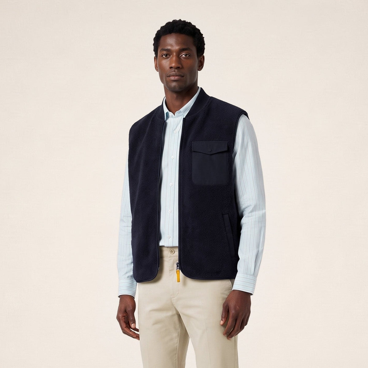 Gilet polaire sans manches moutonné bleu marine foncé Marcel porté par un mannequin, vue de face.