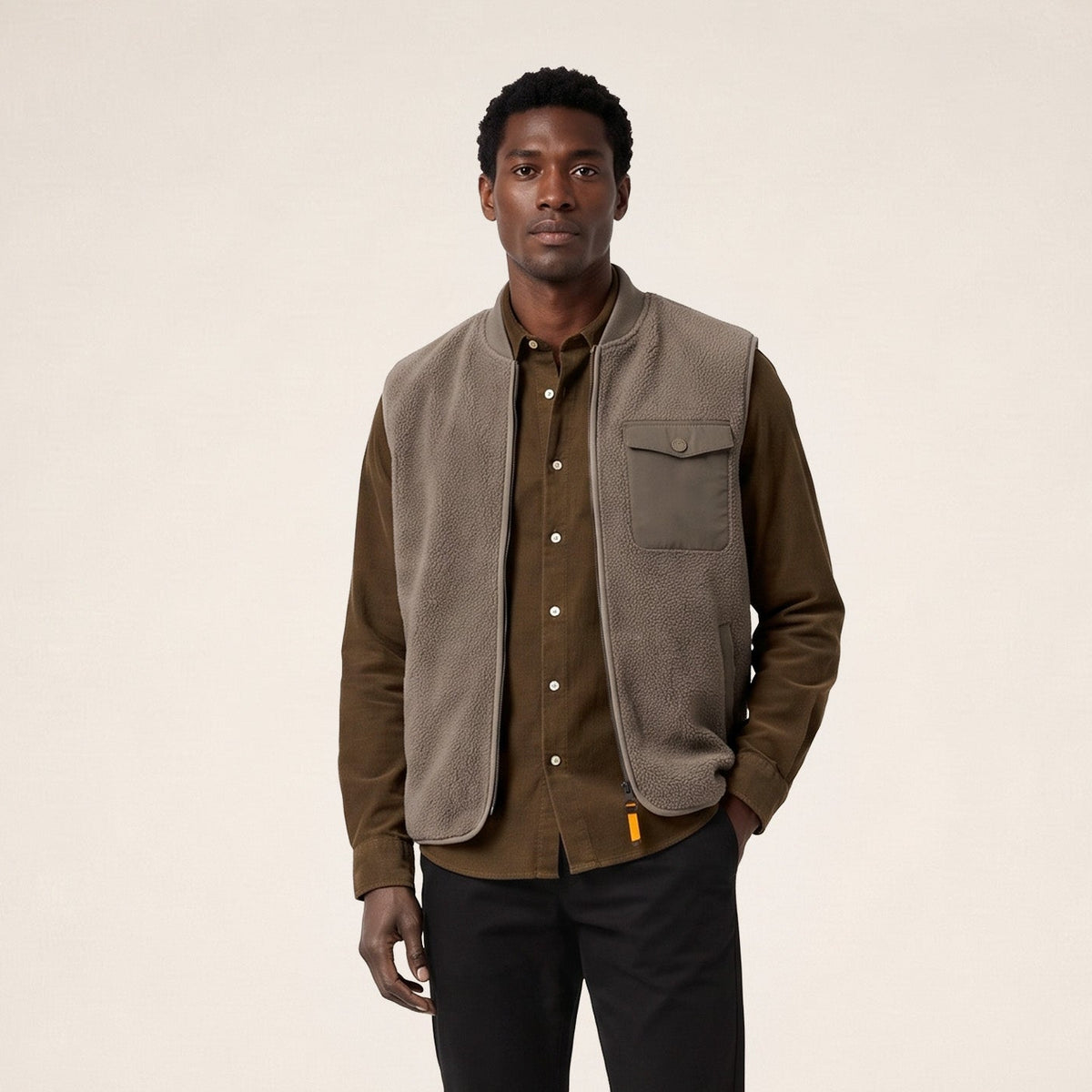 Gilet polaire sans manches Marcel beige porté de face par un mannequin.