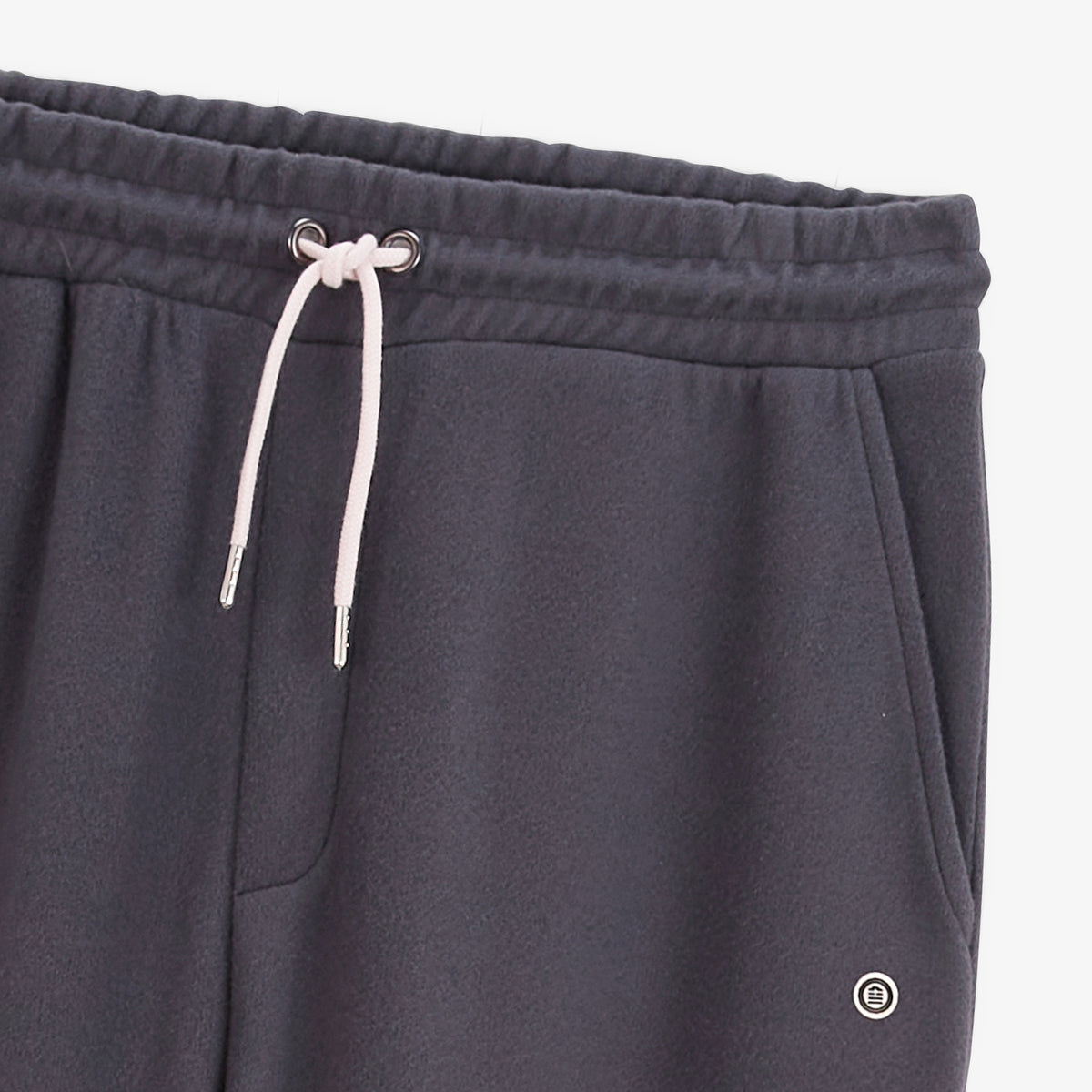 Détail de la taille élastiquée et du cordon blanc du jogging Paolo gris.