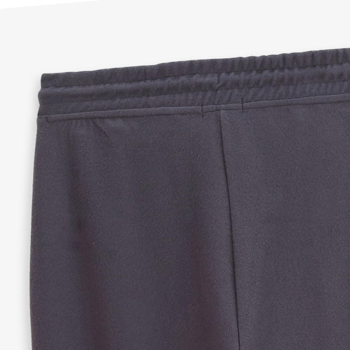 Détail de la poche arrière du jogging Paolo gris.