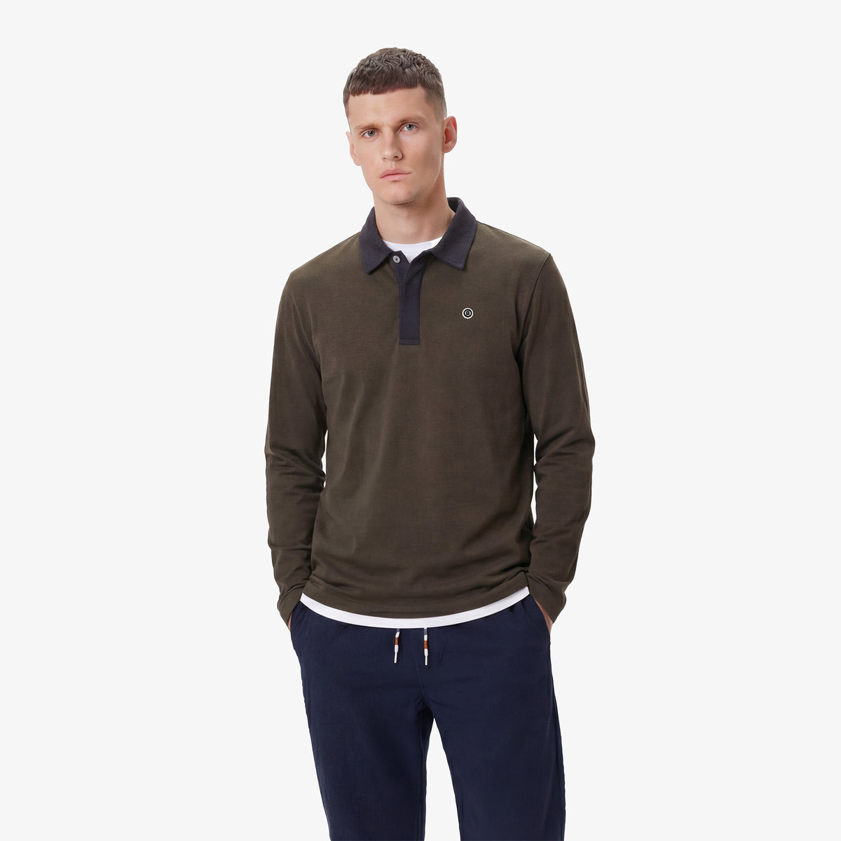 Rugby-Shirt aus brauner Baumwolljersey mit kontrastierendem Kragen