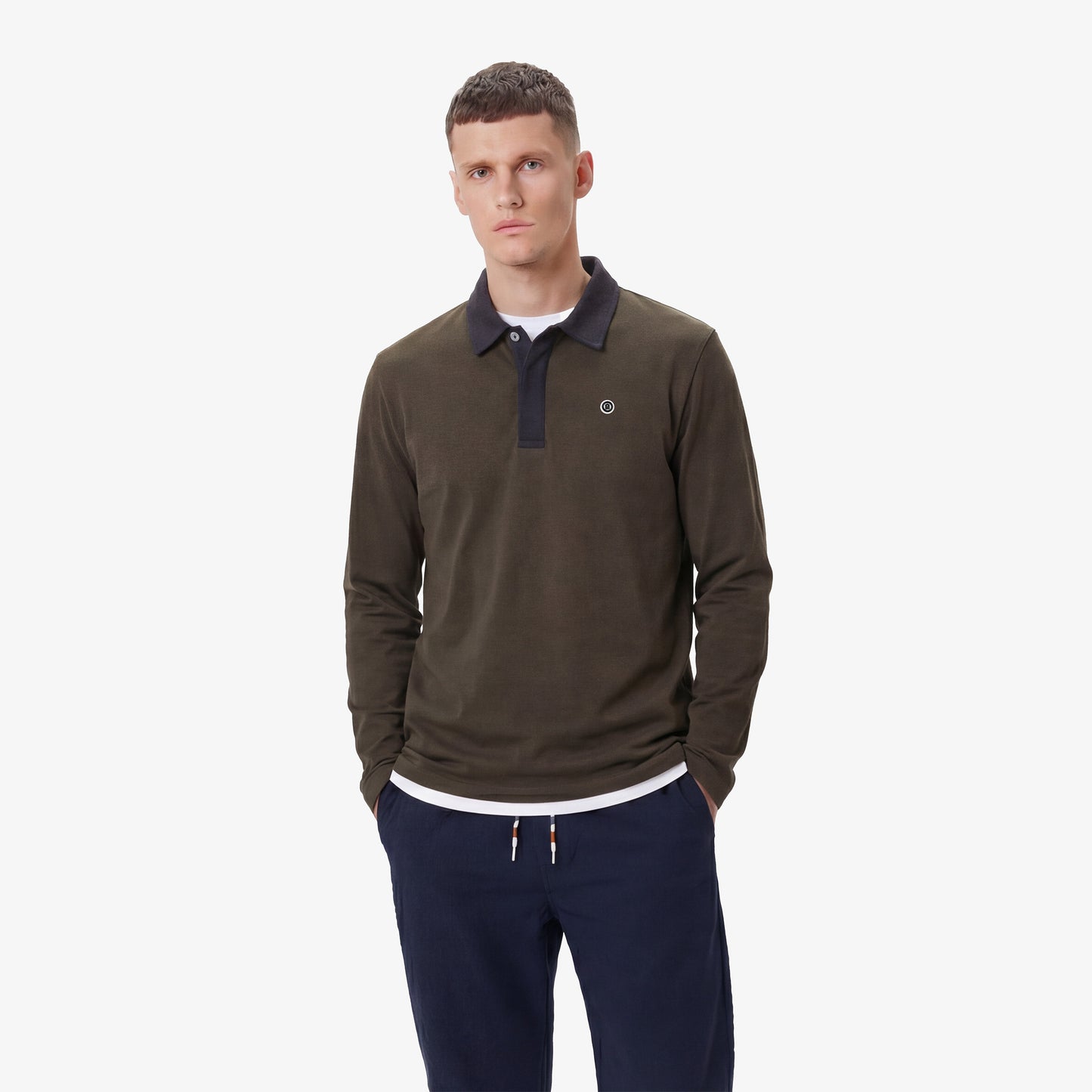 Rugby-Shirt aus brauner Baumwolljersey mit kontrastierendem Kragen