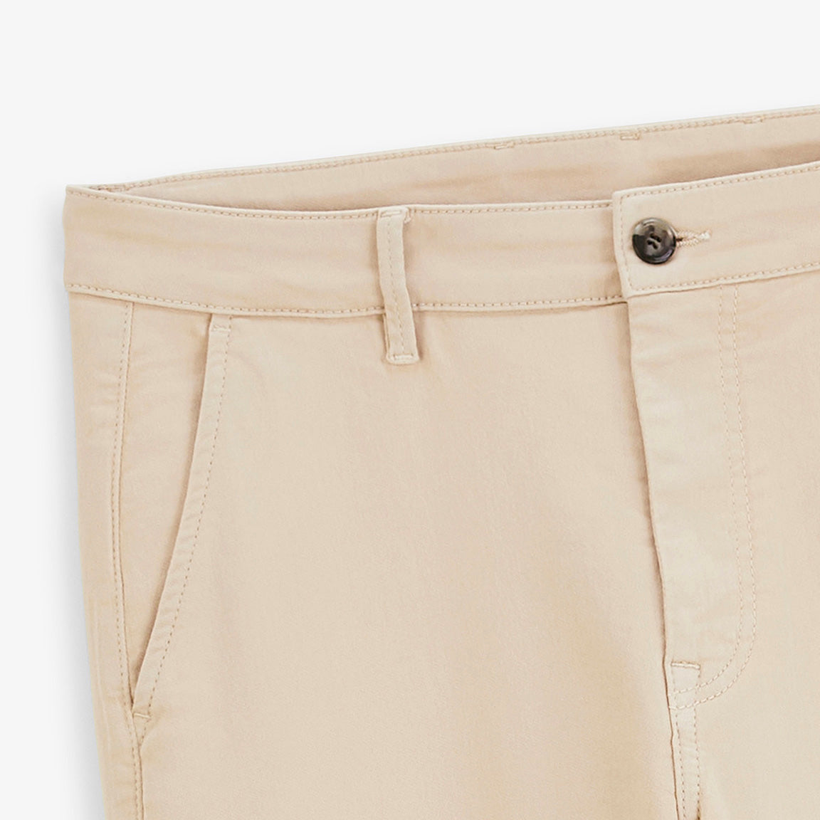 Détail de la taille boutonnée et de la poche avant du pantalon 702 beige.