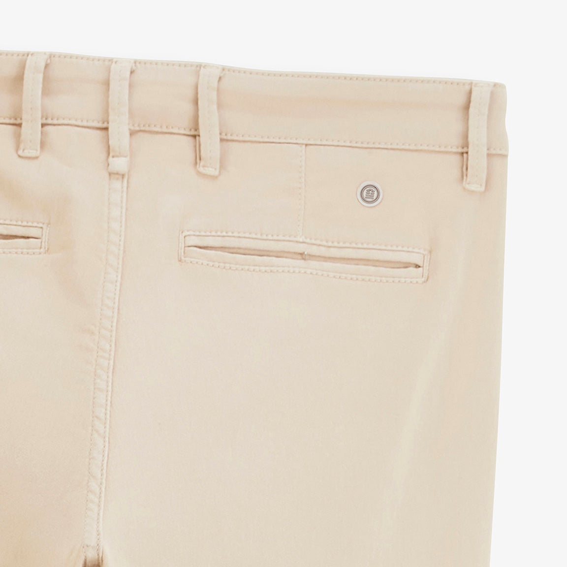 Détail de la poche arrière passepoilée du pantalon 702 beige.