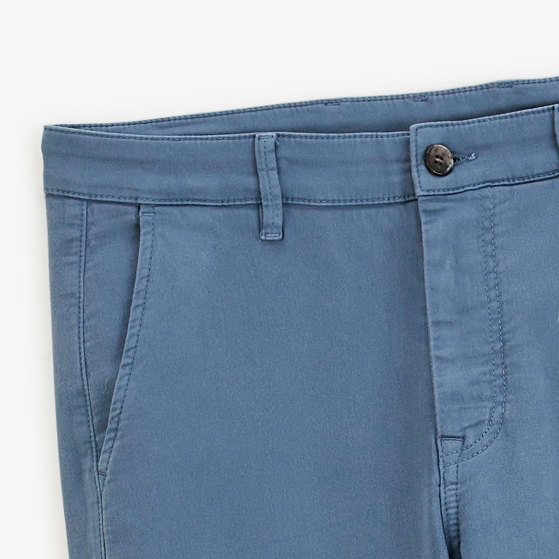 Détail de la taille boutonnée et de la poche avant du pantalon 702 bleu.