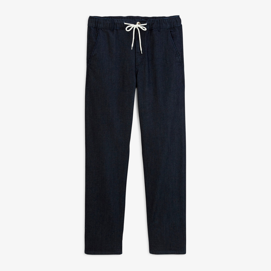 Pantalon 558 en denim bleu brut à taille élastiquée, vue de face.