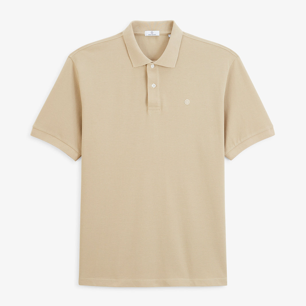 Polo piqué Lucas beige travertin SERGE BLANCO vu de face, à manches courtes, avec deux boutons blancs et logo poitrine.