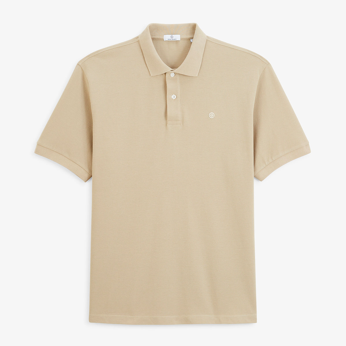 Polo piqué Lucas beige travertin SERGE BLANCO vu de face, à manches courtes, avec deux boutons blancs et logo poitrine.