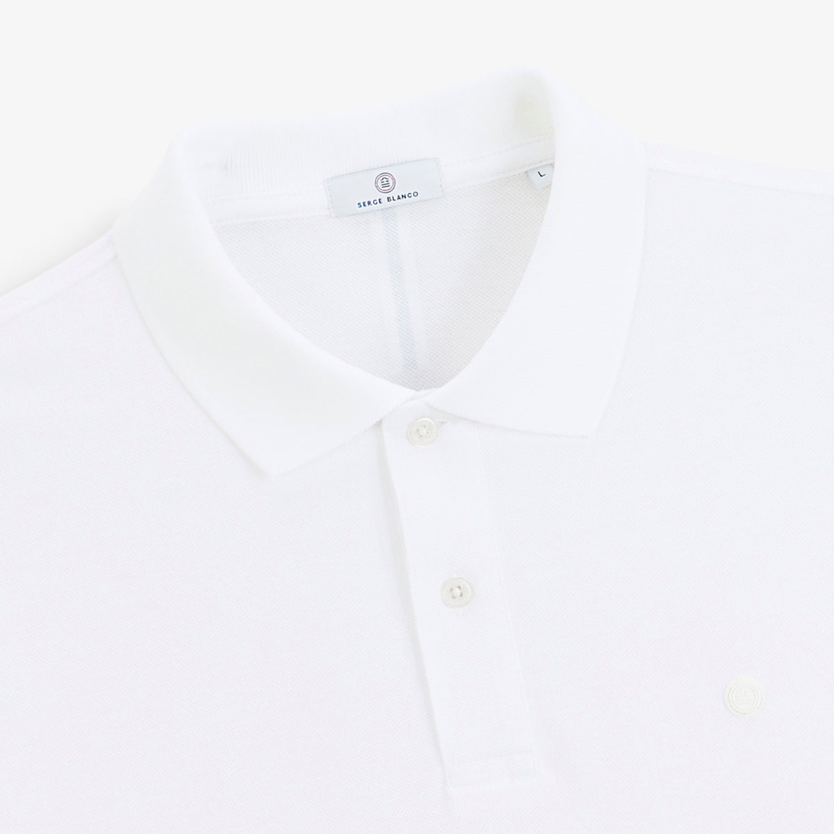 Détail du col et de la patte de boutonnage du polo piqué Lucas blanc.