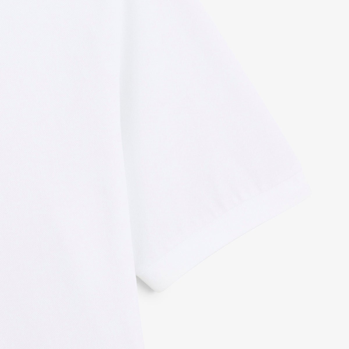 Détail de la manche courte du polo piqué Lucas blanc.