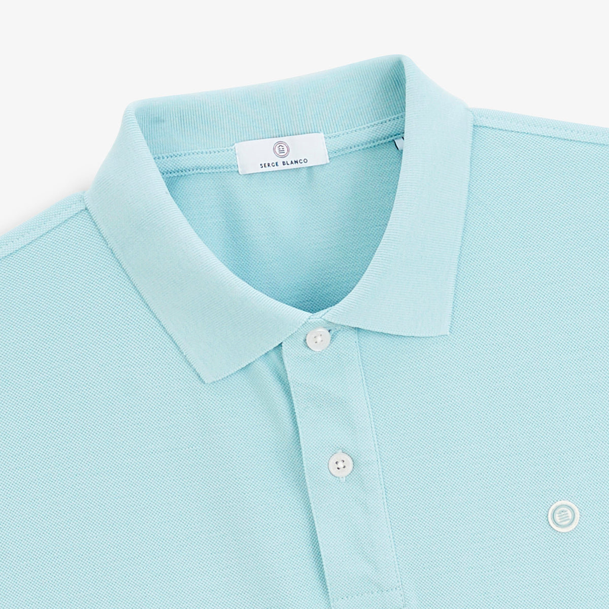 Détail du col, des boutons et du logo du polo piqué Lucas bleu clair.