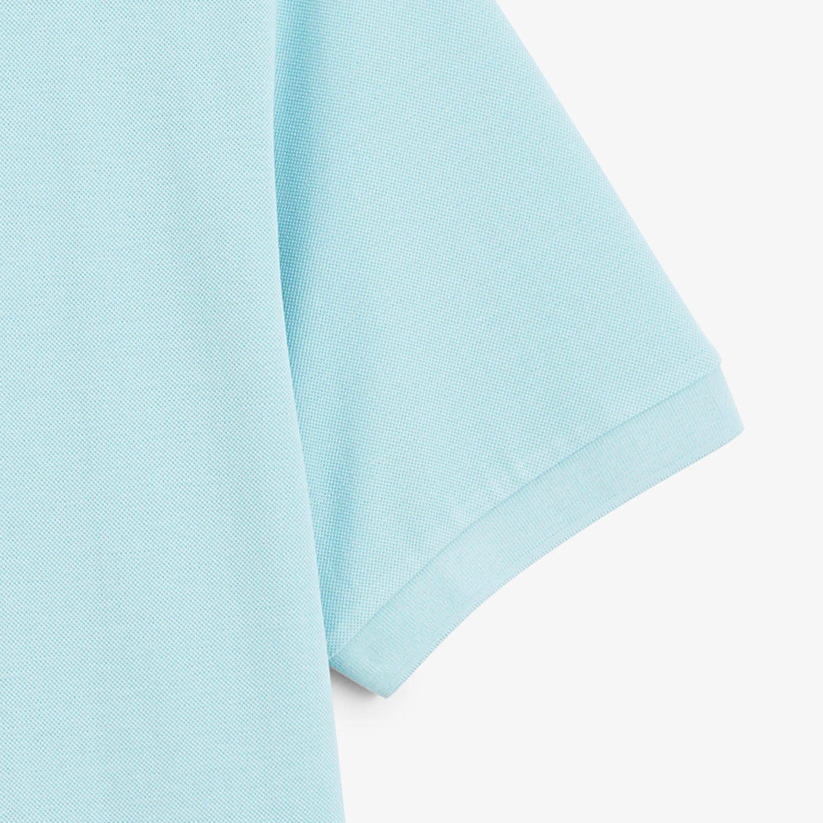 Détail de la manche courte du polo piqué Lucas bleu clair.