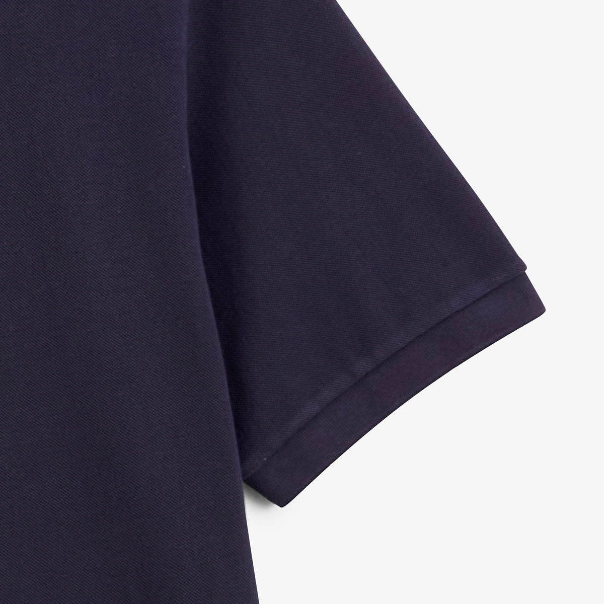 Détail de la manche courte du polo piqué Lucas bleu marine foncé.