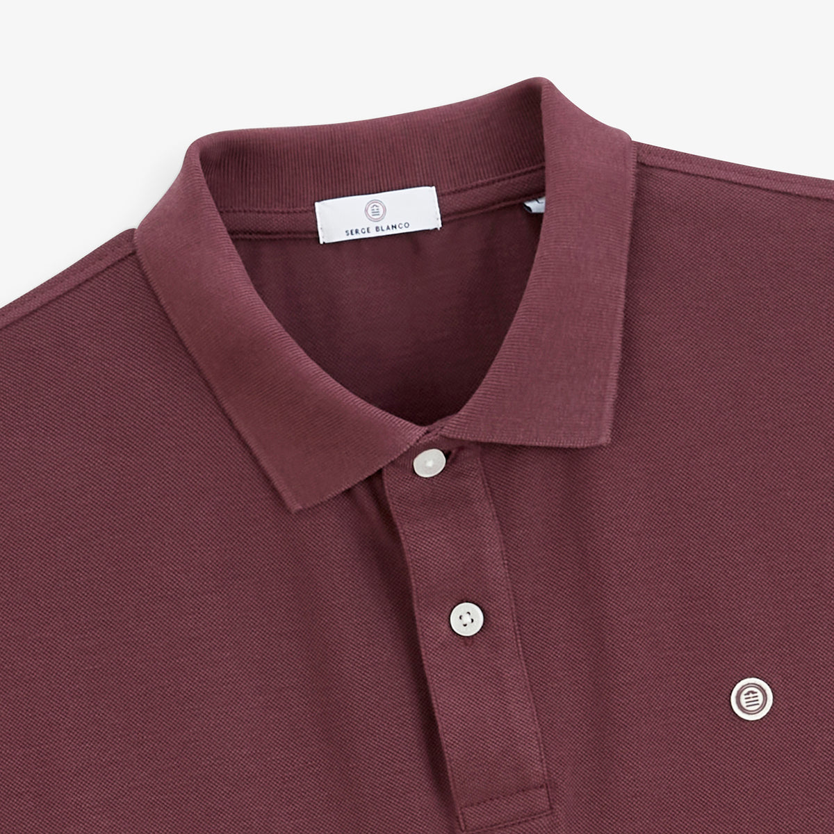 Détail du col, des boutons et du logo du polo piqué Lucas rouge bordeaux.