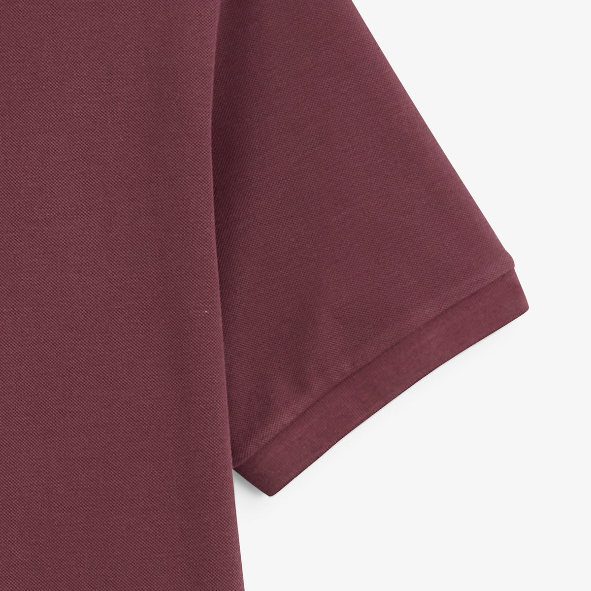 Détail de la manche courte du polo piqué Lucas rouge bordeaux.
