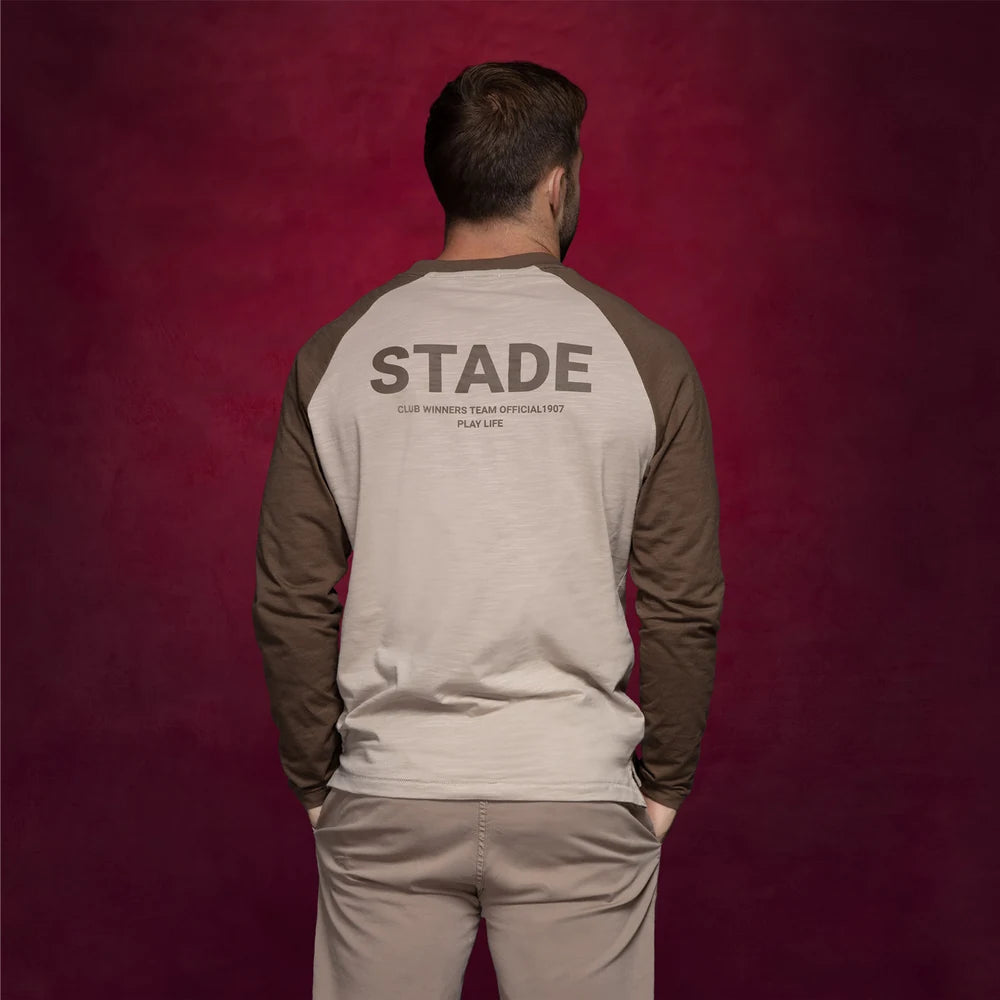 T-shirt manches longues beige et brun de dos avec inscription STADE