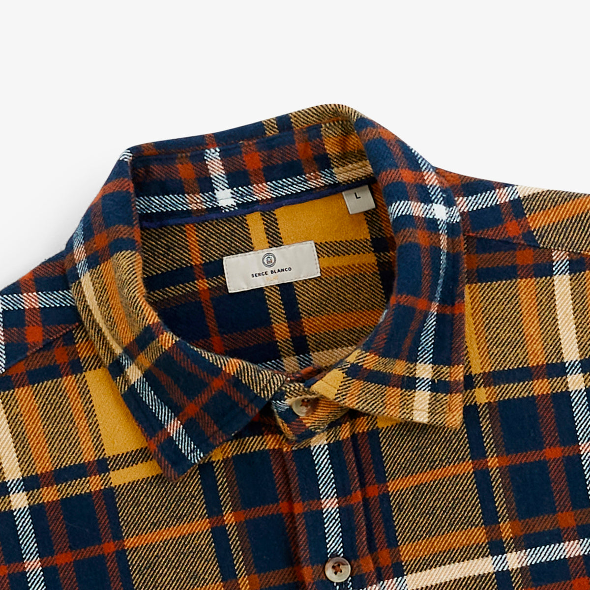 Primo piano sul colletto della camicia a quadri tartan giallo senape SBPLAY.