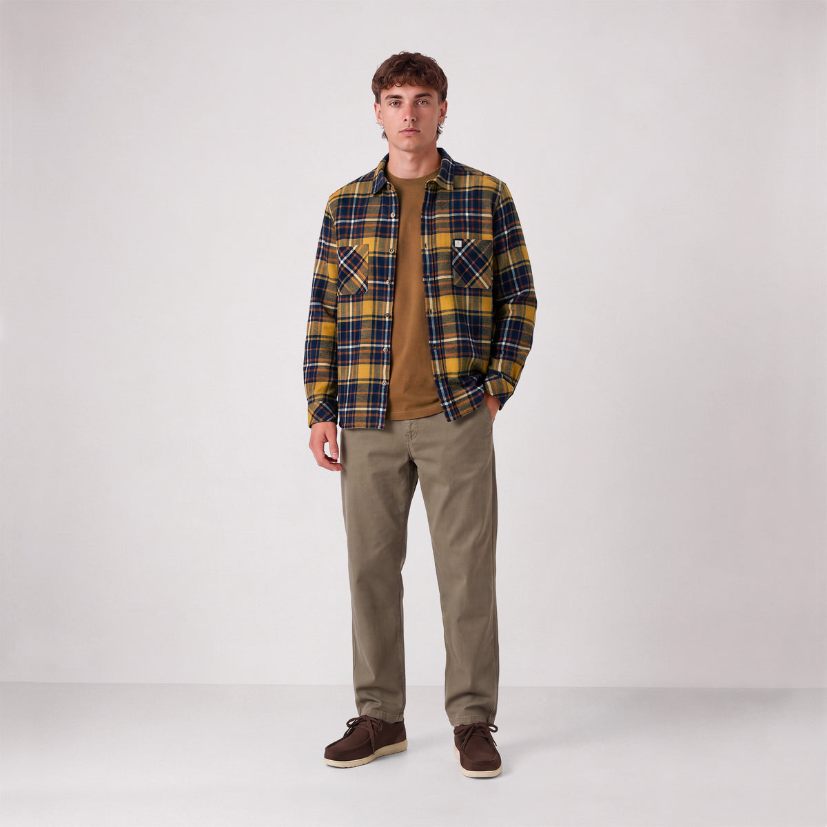 Camicia a quadri tartan giallo senape SBPLAY indossata di fronte da un modello.
