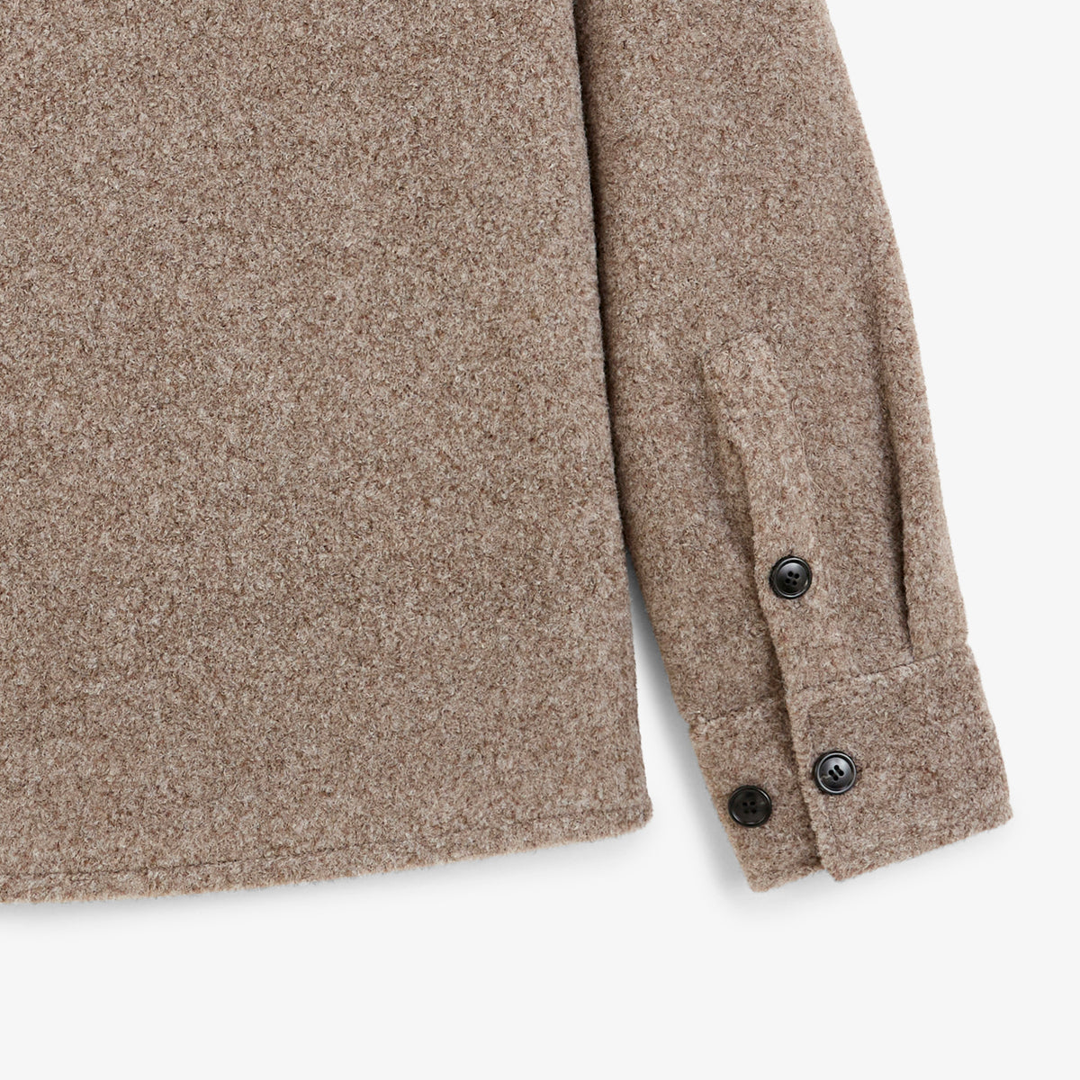 Détail de la texture et du poignet boutonné de la surchemise Trap.