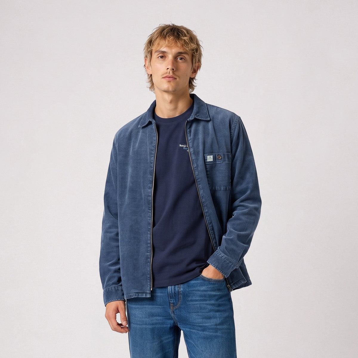 Von einem Model getragenes Überhemd mit Reißverschluss aus blauem, verwaschenem Cord, Frontansicht.