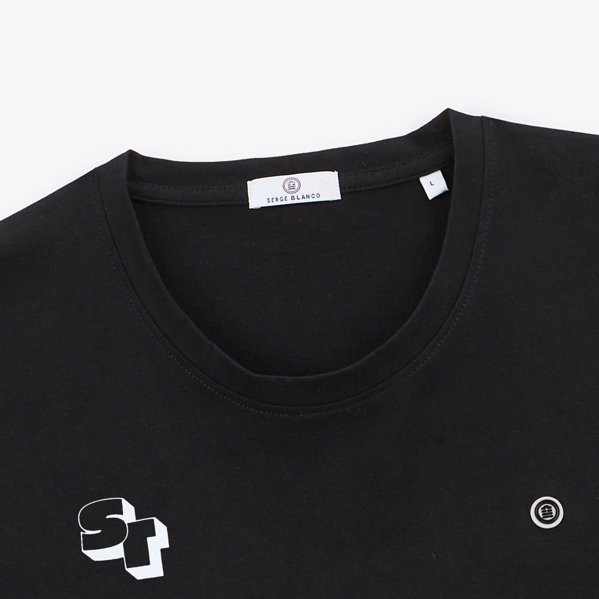 A close-up of the round neckline and chest designs on the black Stade Toulousain "ST 3D" T-shirt.