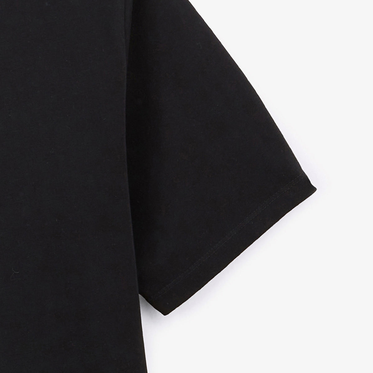 A close-up of the short sleeves on the black "ST 3D" Stade Toulousain T-shirt.