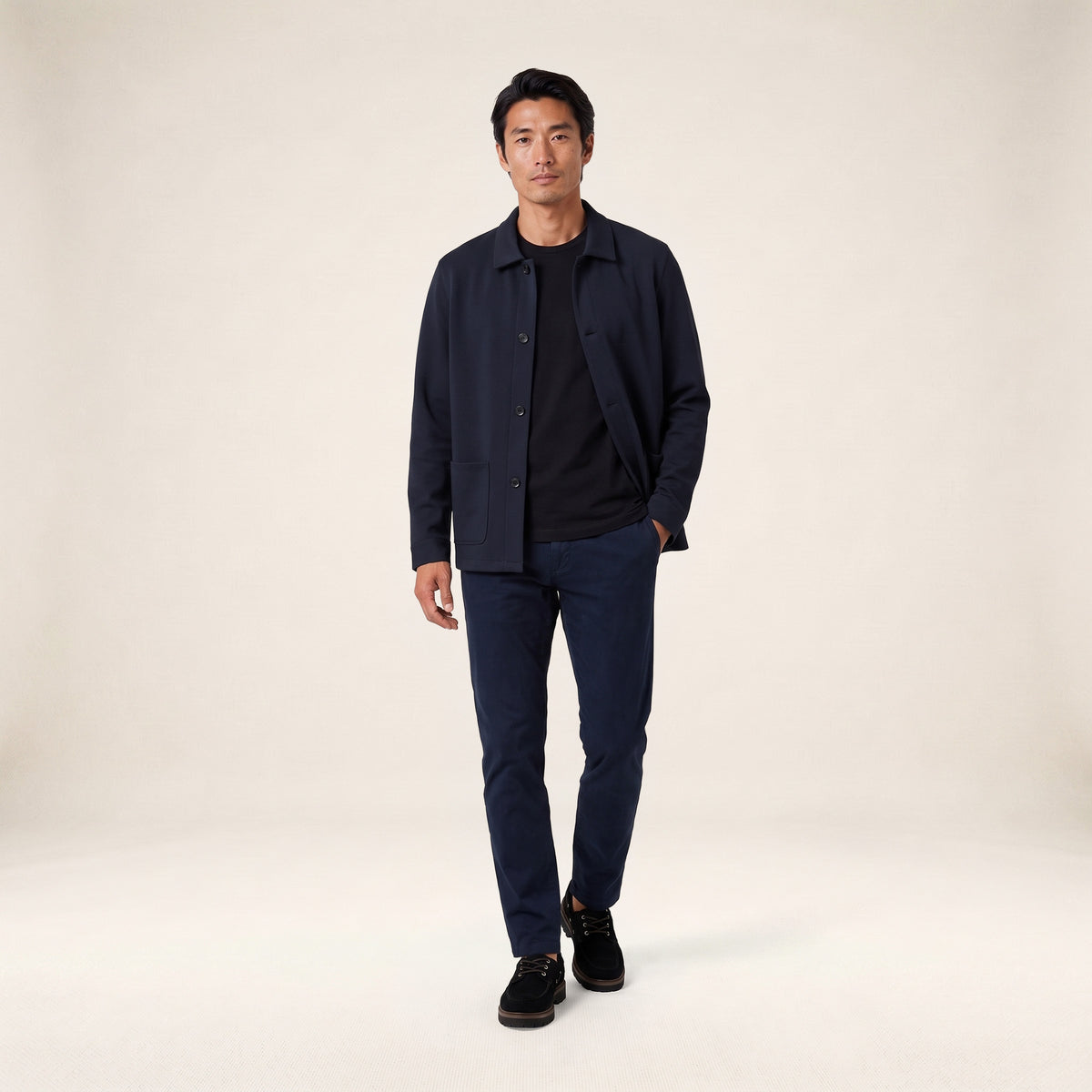 Veste Worker Waël bleu foncé SERGE BLANCO portée de face par un mannequin vu en pied.