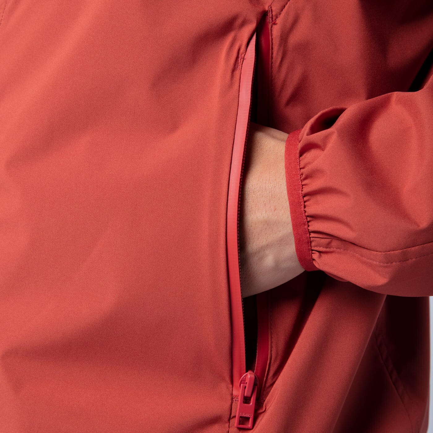 Wasserdichte Windjacke aus Funktionsmaterial