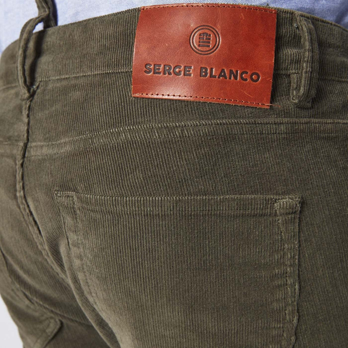 Hose 330 Tapered Fit aus grünem Samt