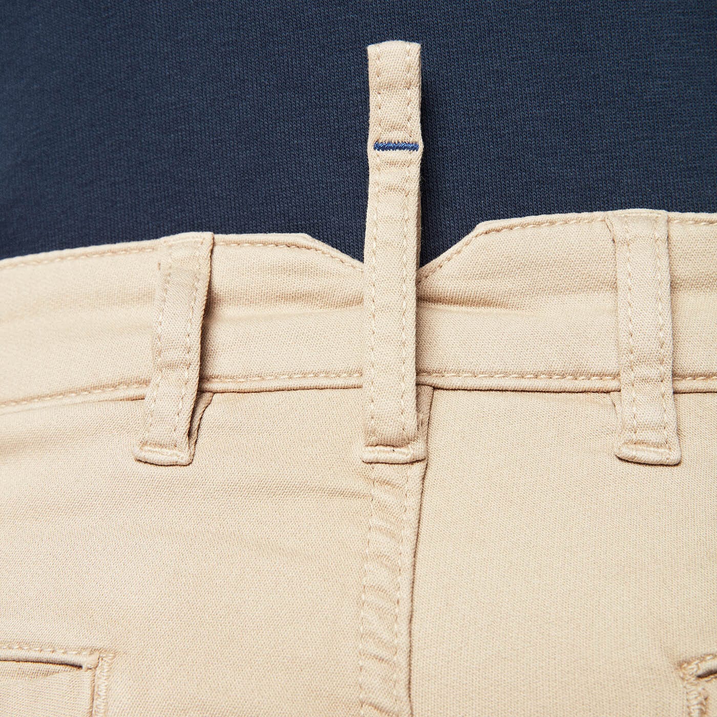 Chino 706 mit masticfarbenen Taschendetails