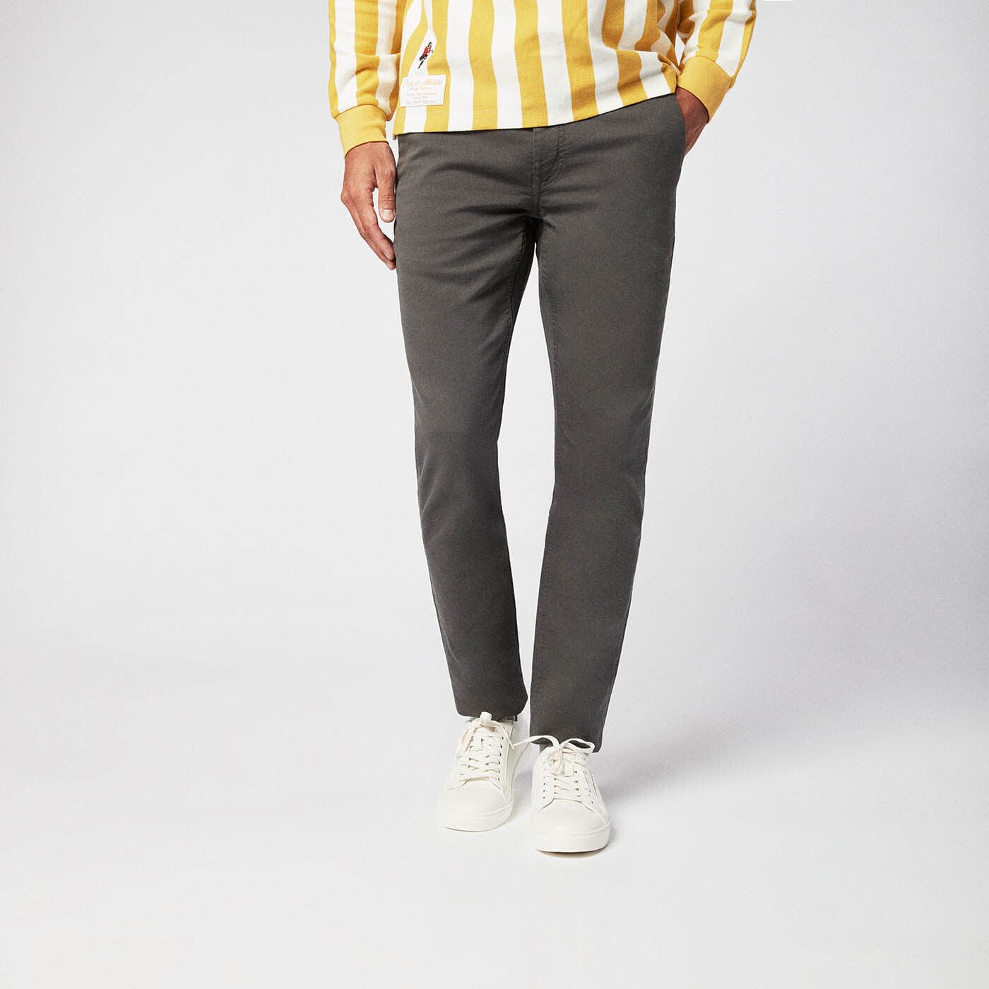 Chino 706 mit Detail Kohlefarbene Tasche