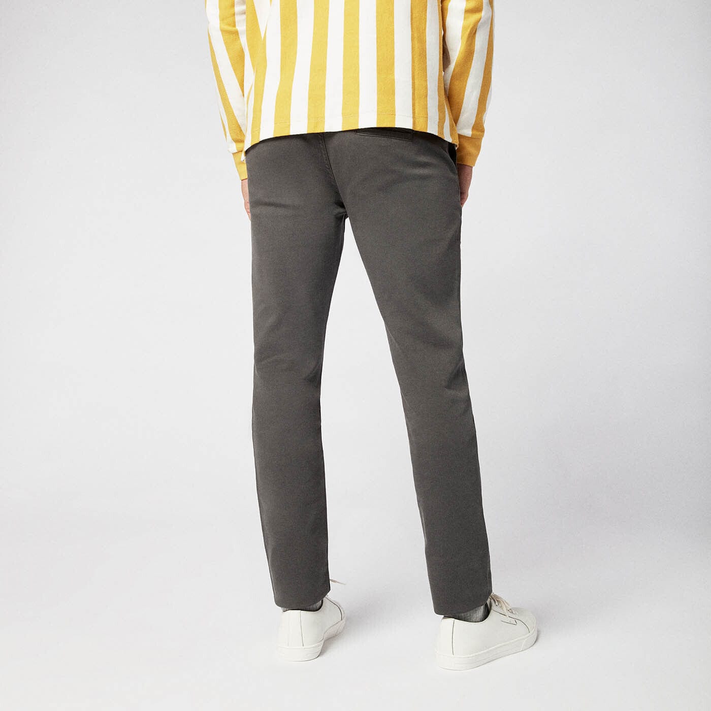 Chino 706 mit Detail Kohlefarbene Tasche