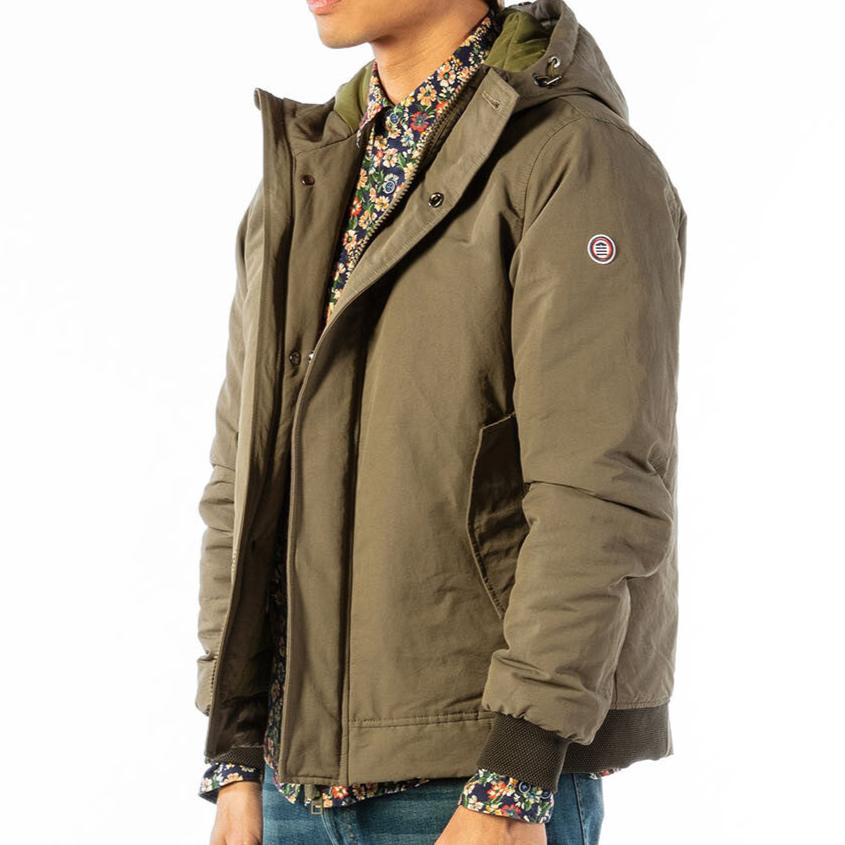 Dunkelblaues Hemd mit mehrfarbigem Blumendruck und langen Ärmeln