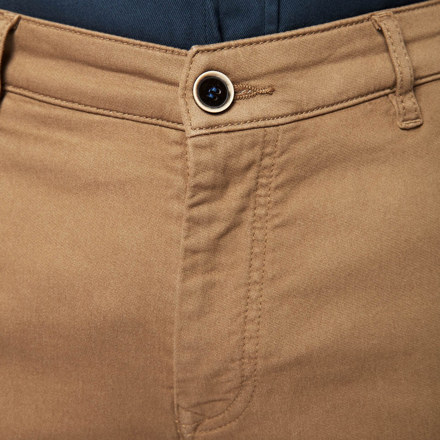 Chino 706 with camel pocket detail