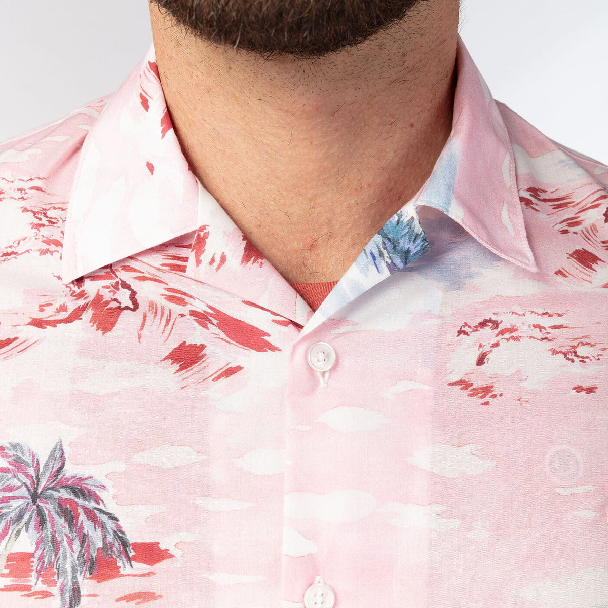 Men's pink short-sleeved shirt with palm tree print in white serge cotton