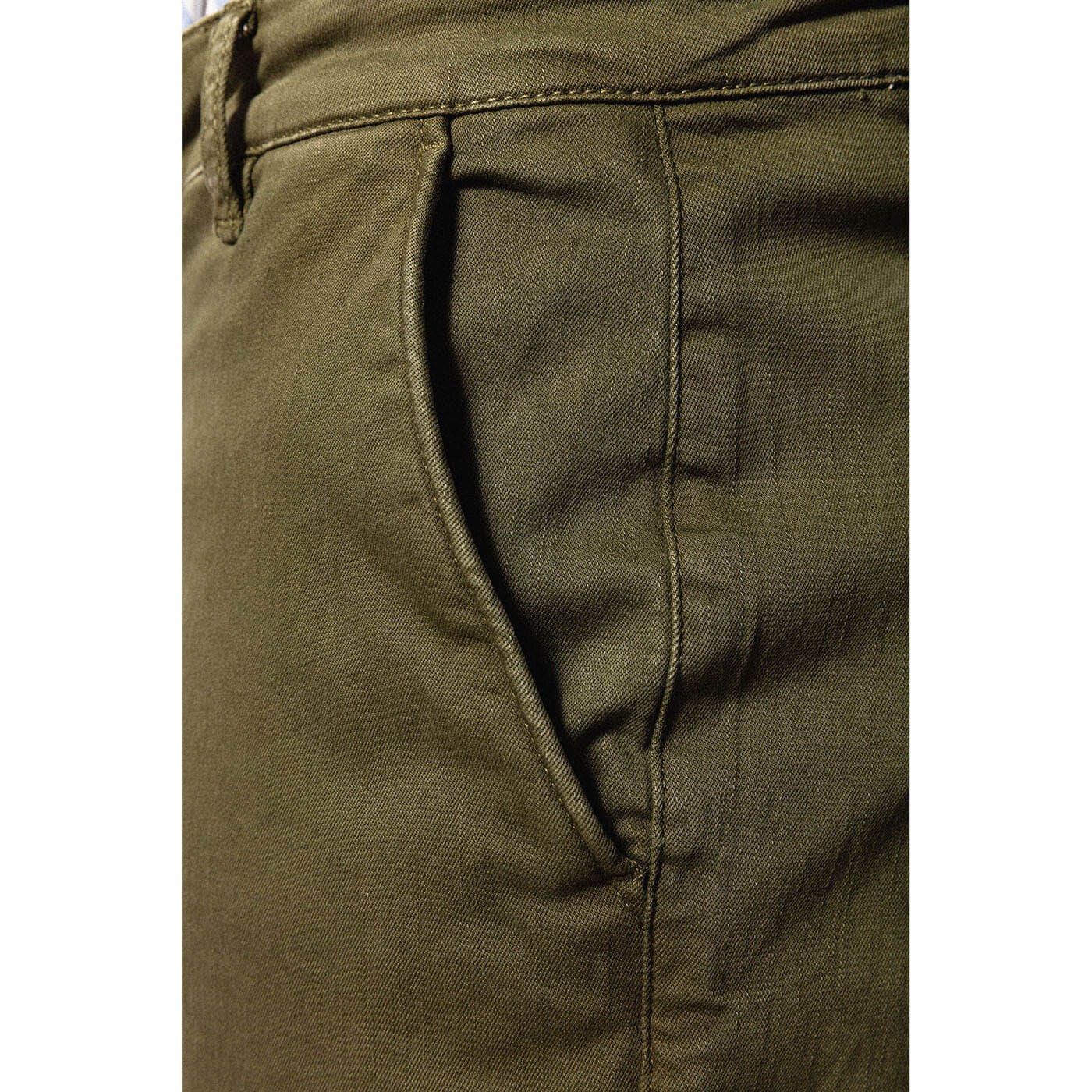 Chino 523 Corte amplio estilo militar
