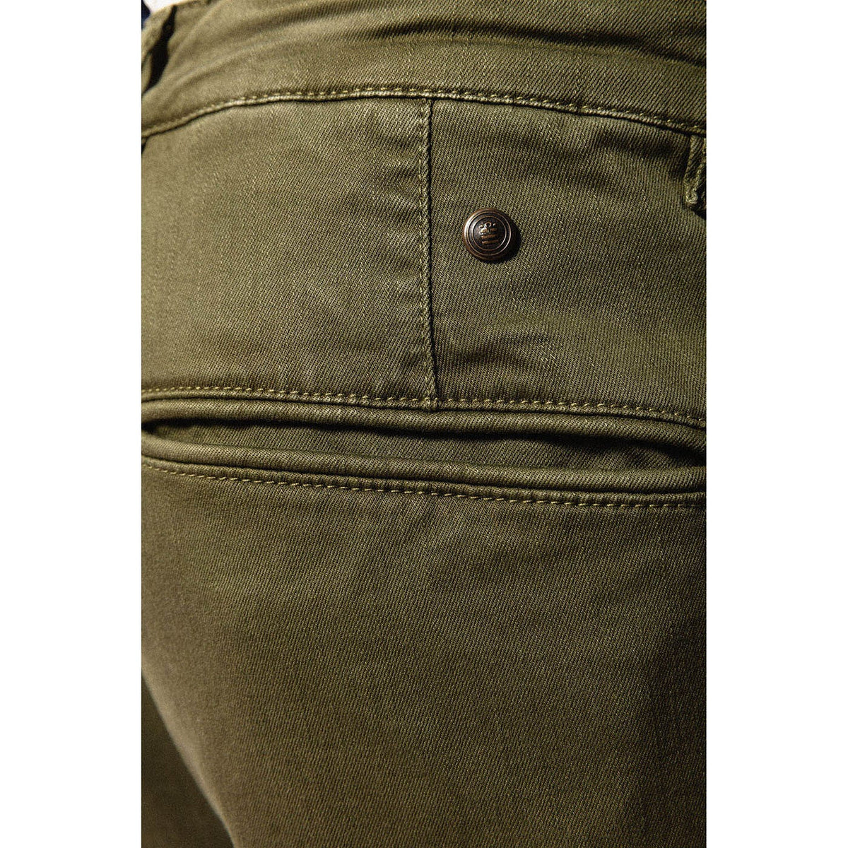 Chino 523 Corte amplio estilo militar