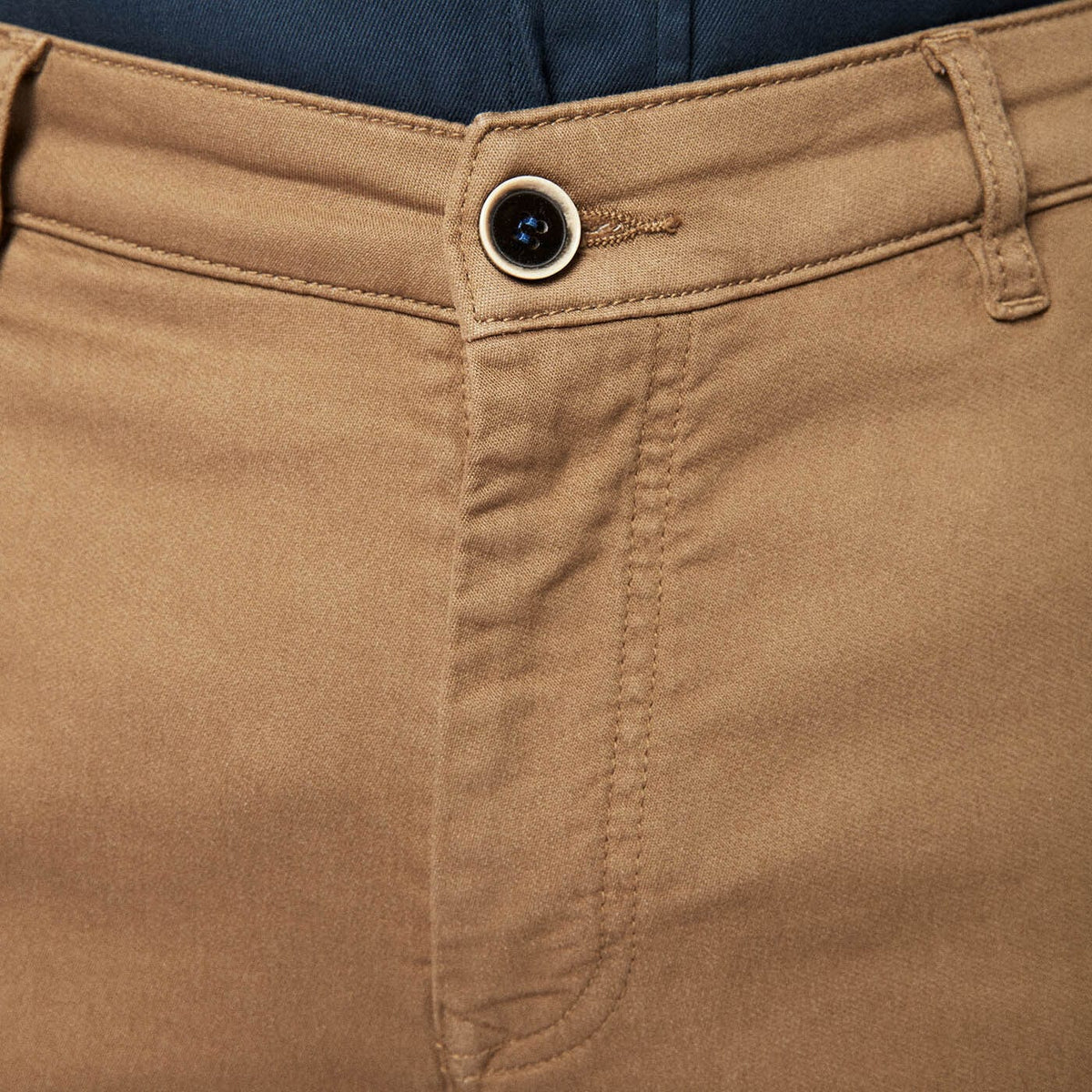 Chino 706 con detalle de bolsillo camel