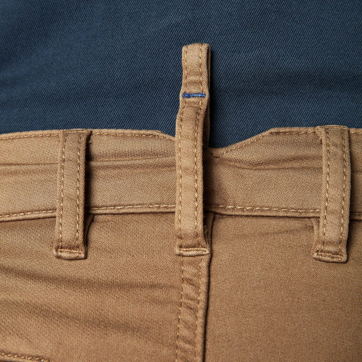Chino 706 con detalle de bolsillo camel
