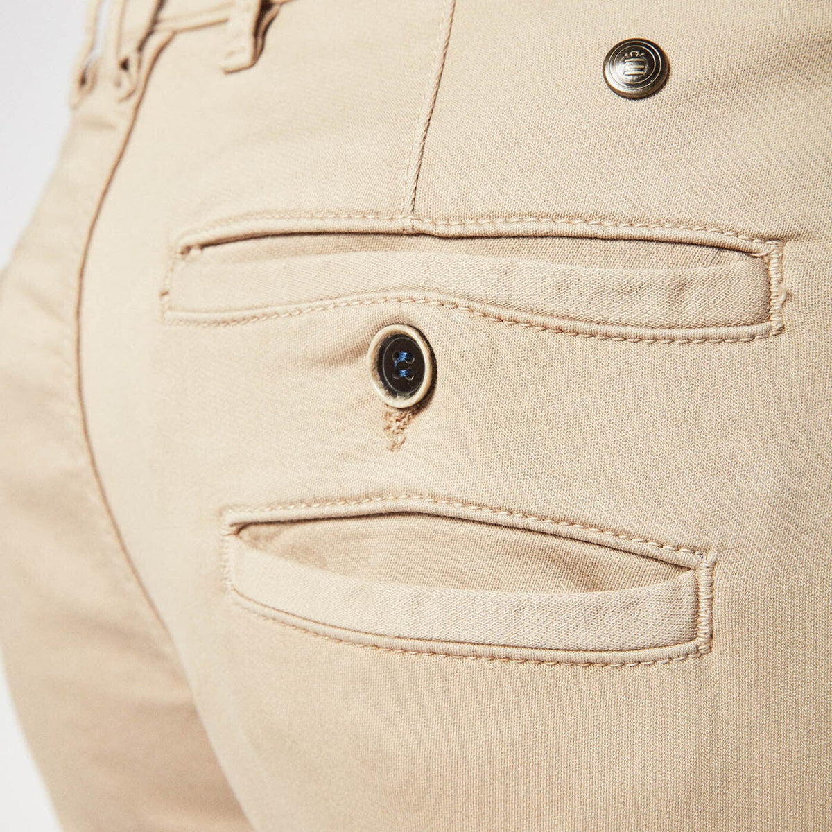 Chino 706 con detalle de bolsillo en color mastic