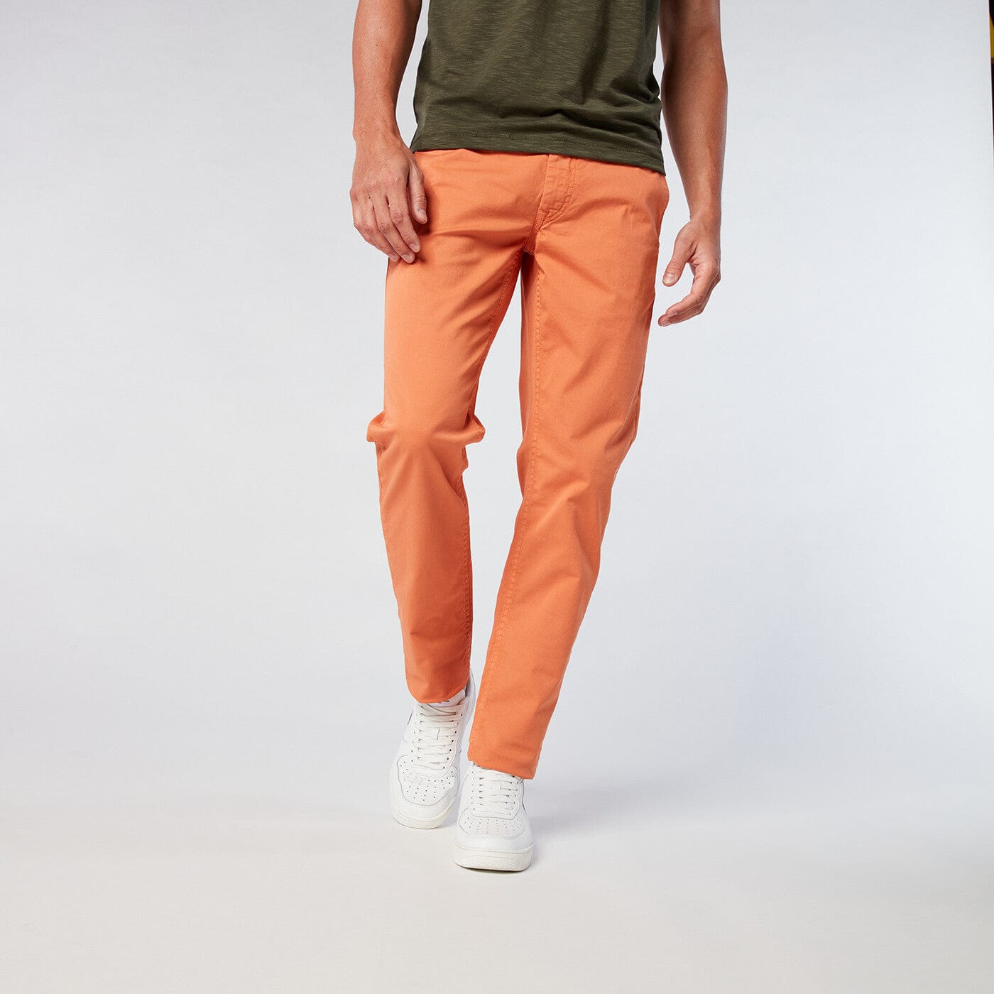 Chino 702 naranja corte cómodo