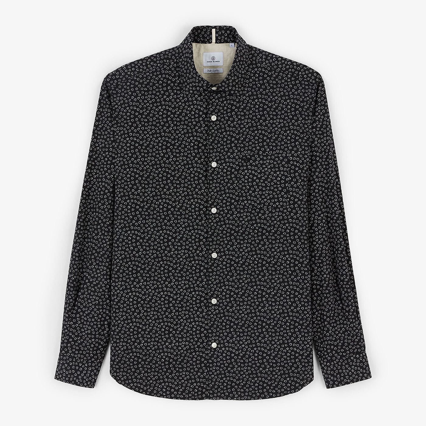 Camisa de hombre estampada con motivos florales negros y corte ajustado