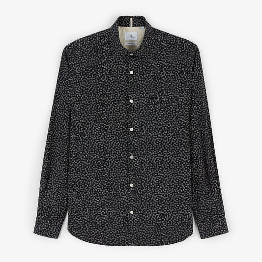 Camisa de hombre estampada con motivos florales negros y corte ajustado