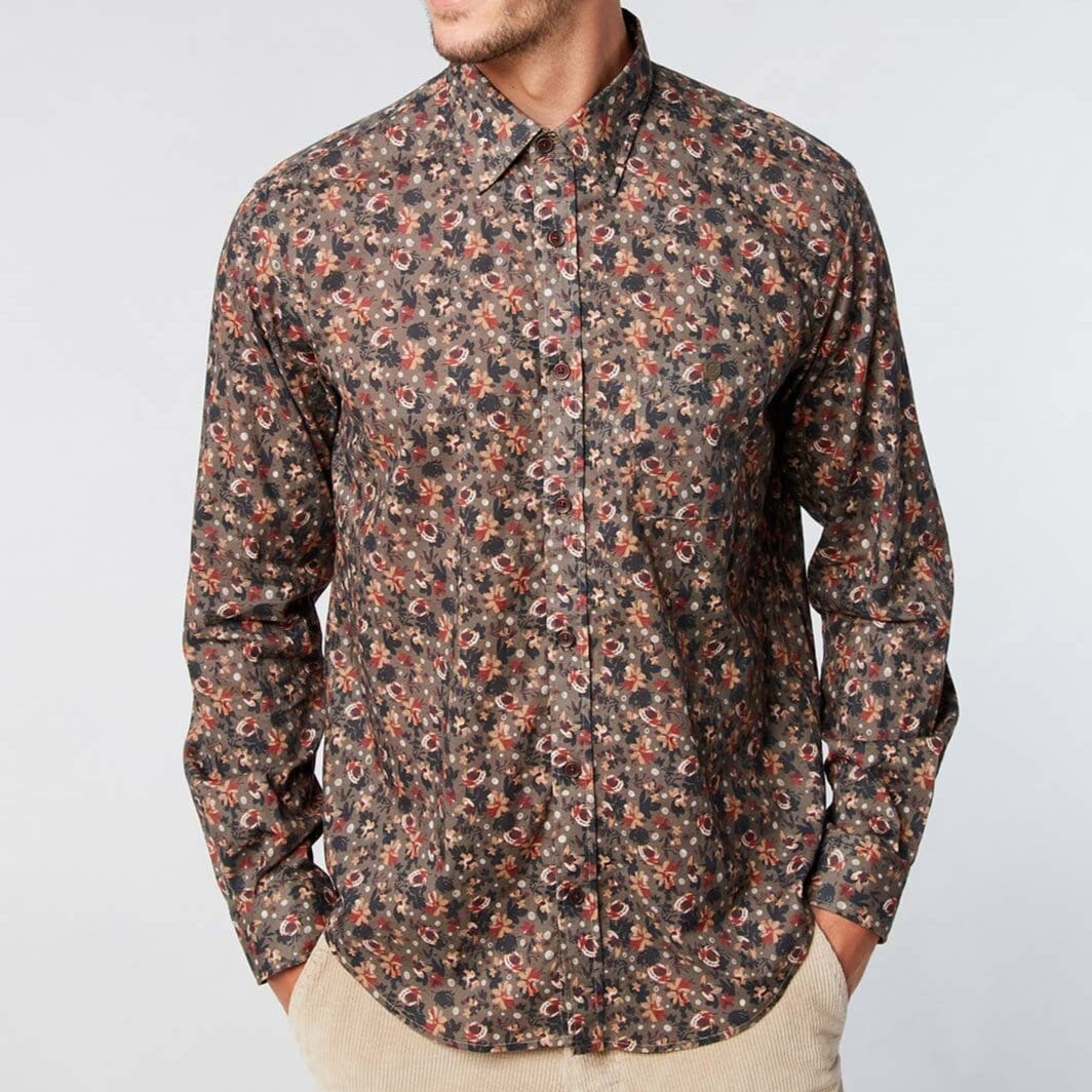 Camisa marrón con estampado floral y corte ajustado