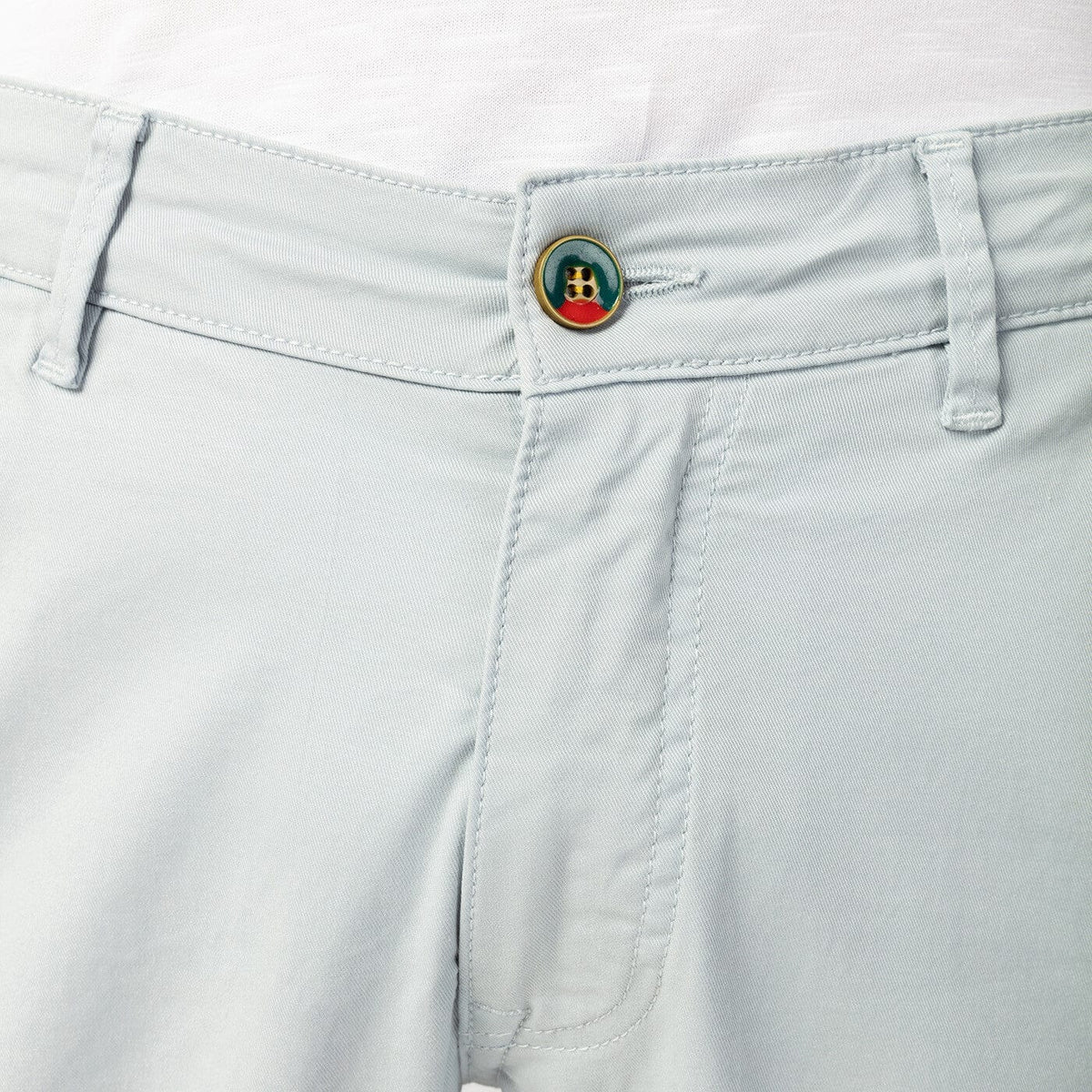 Chino 702 corte cómodo ice