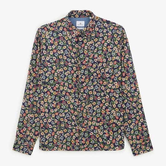 Camisa azul oscuro con estampado floral multicolor y mangas largas