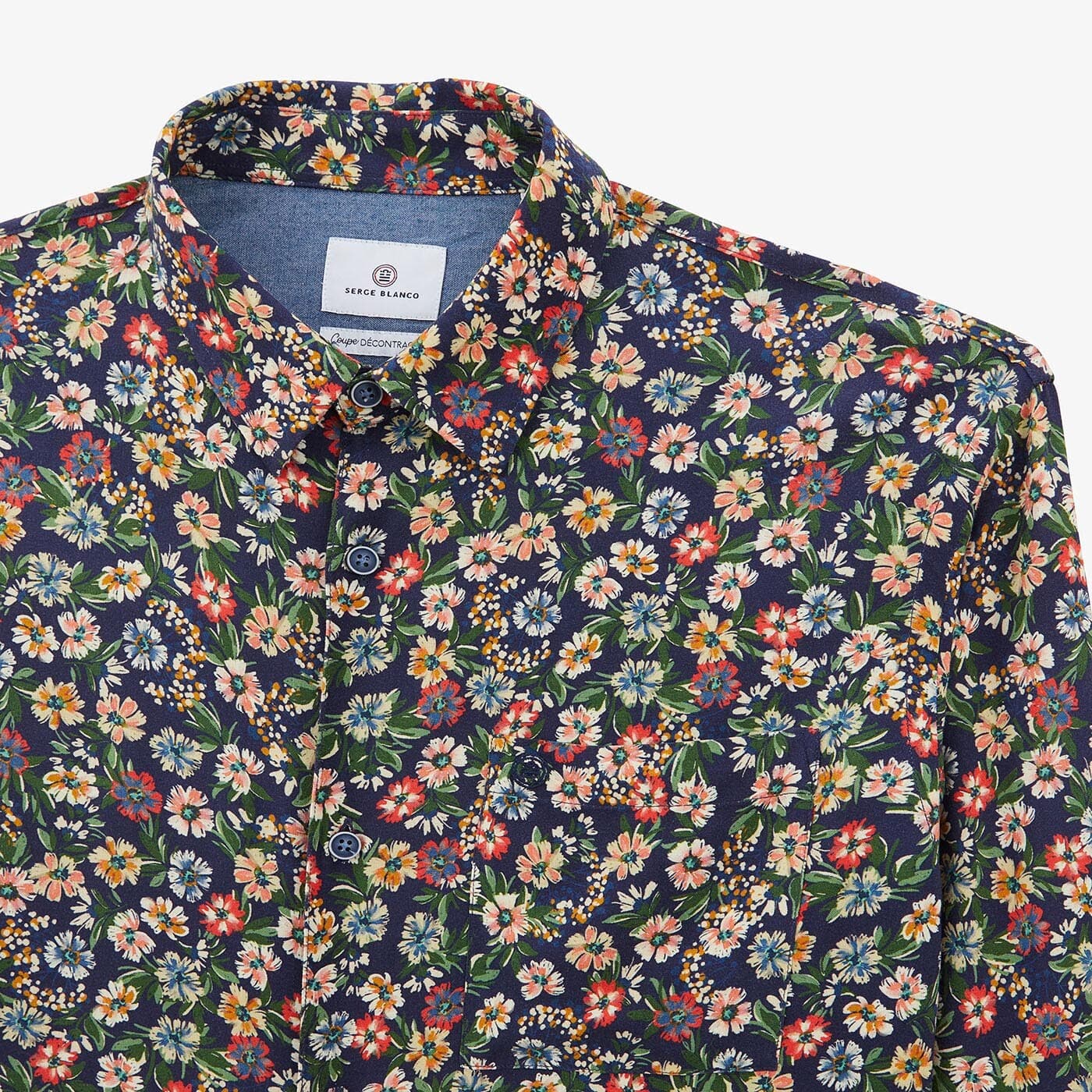 Camisa azul oscuro con estampado floral multicolor y mangas largas