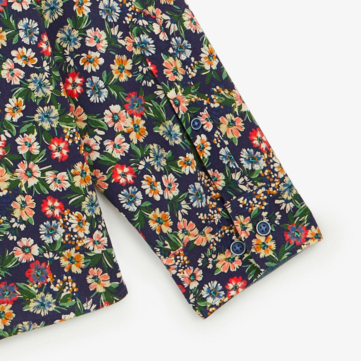 Camisa azul oscuro con estampado floral multicolor y mangas largas