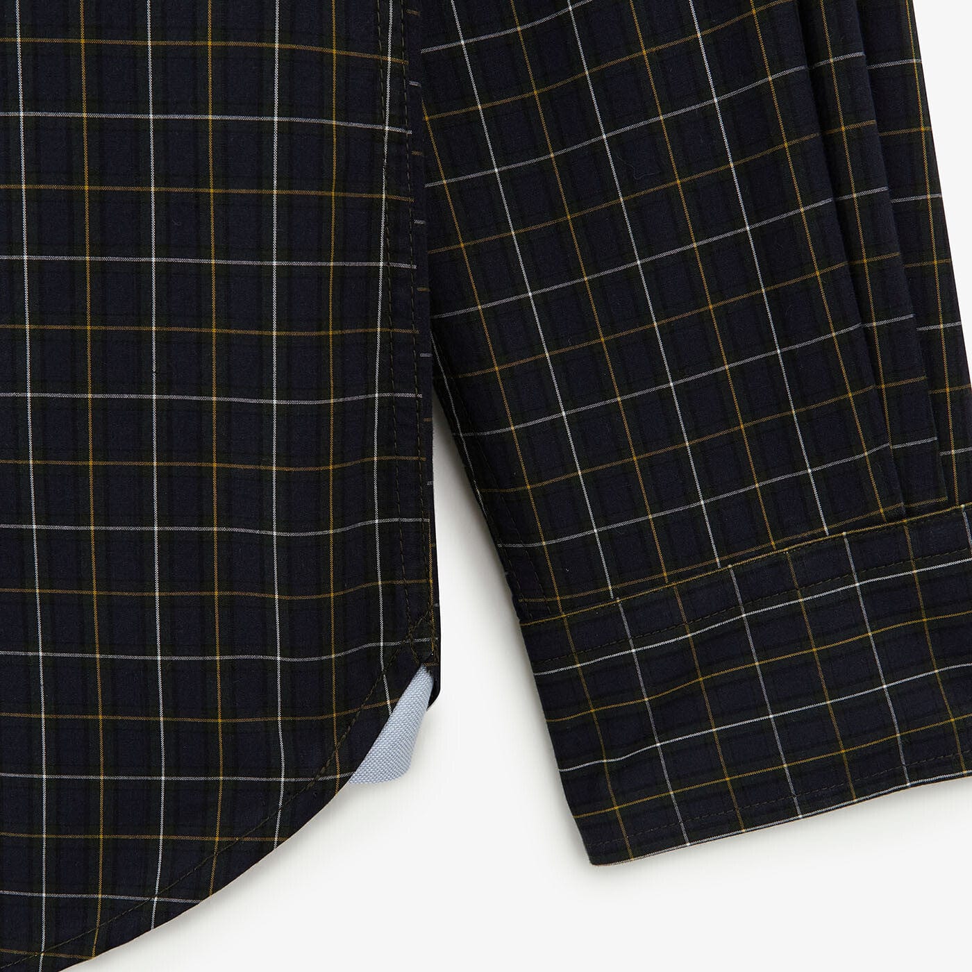 Camisa azul oscuro de manga larga con tejido a cuadros